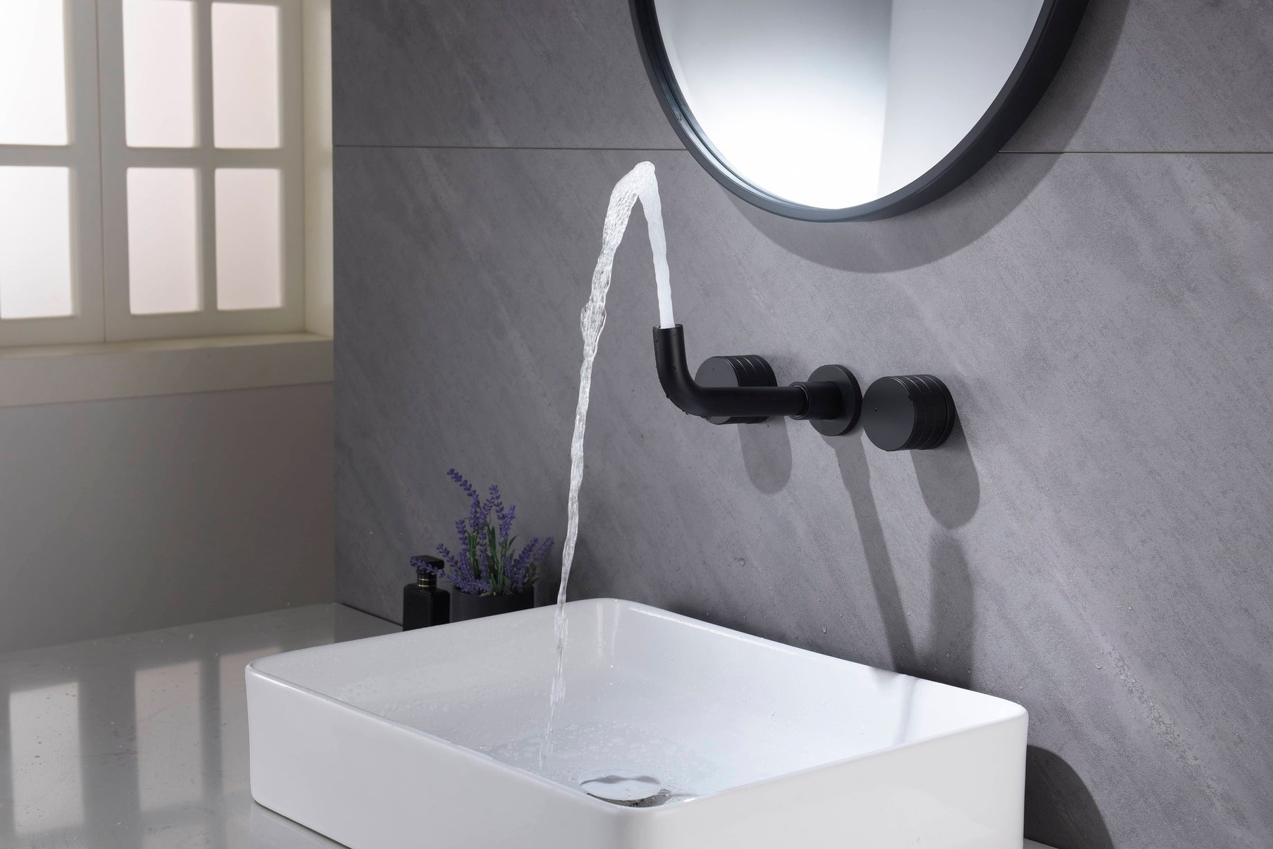Grifo de lavabo de pared 052 de latón negro de la colección Céphise