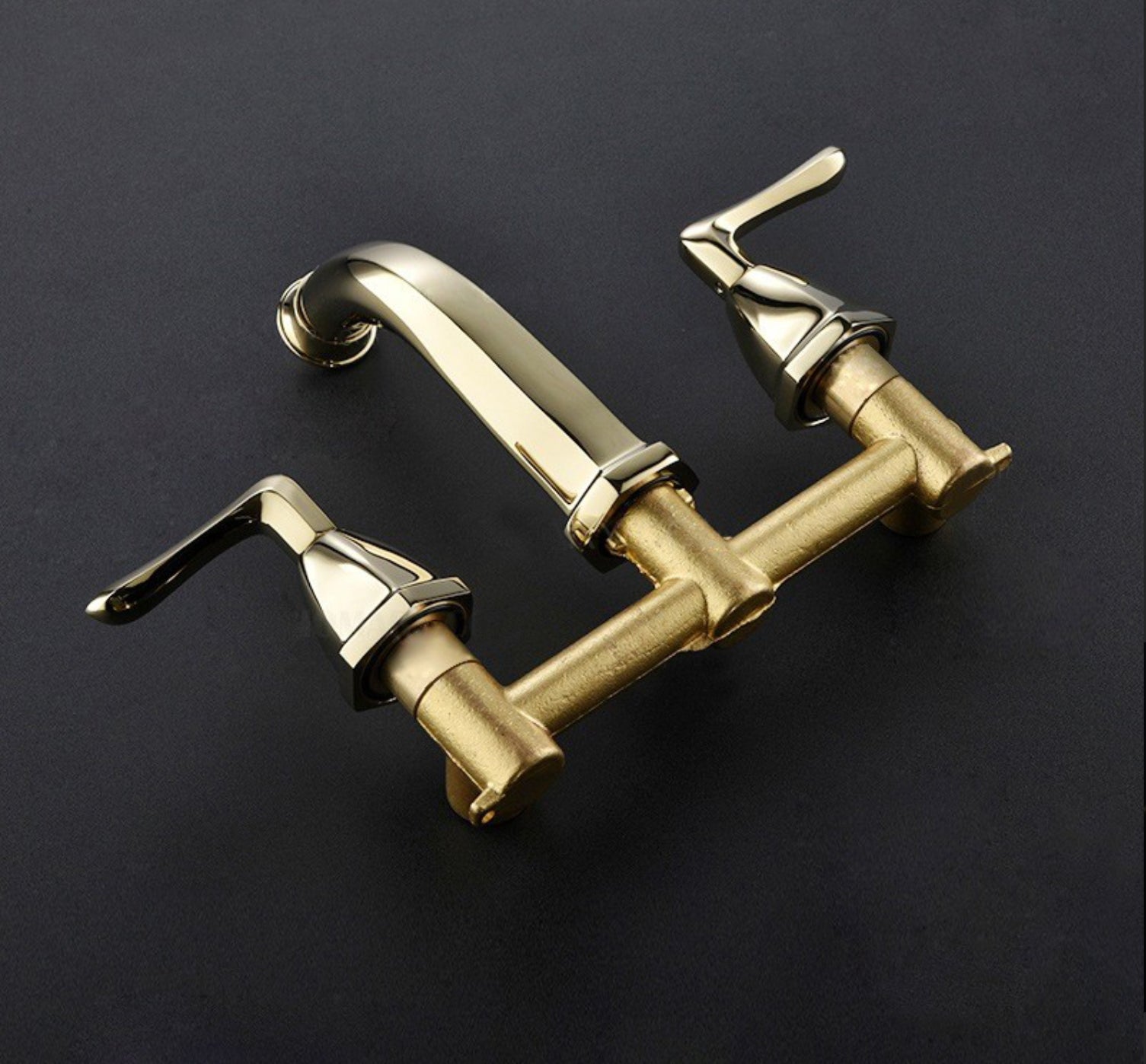 GRIFO DE LAVABO DE PARED DE LATÓN DORADO COLECCIÓN SCAMANDRE
