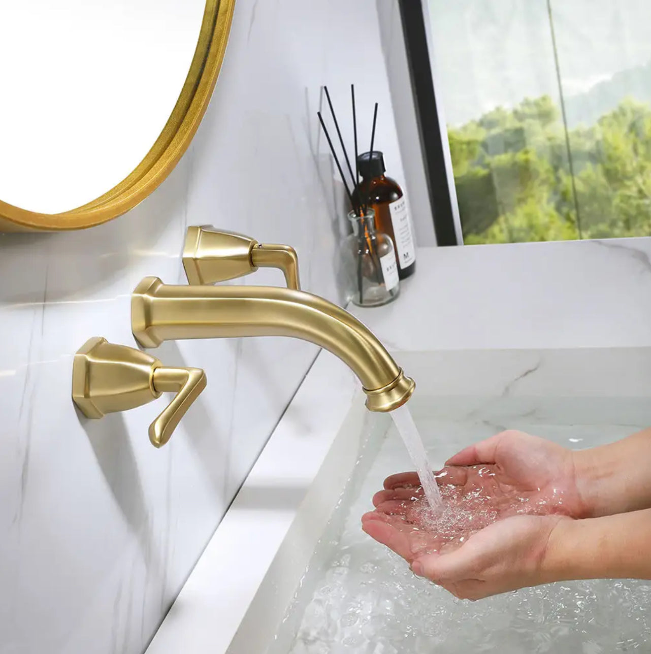 GRIFO DE LAVABO DE PARED DE LATÓN DORADO COLECCIÓN SCAMANDRE