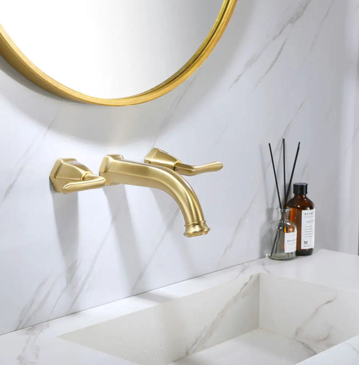 GRIFO DE LAVABO DE PARED DE LATÓN DORADO COLECCIÓN SCAMANDRE