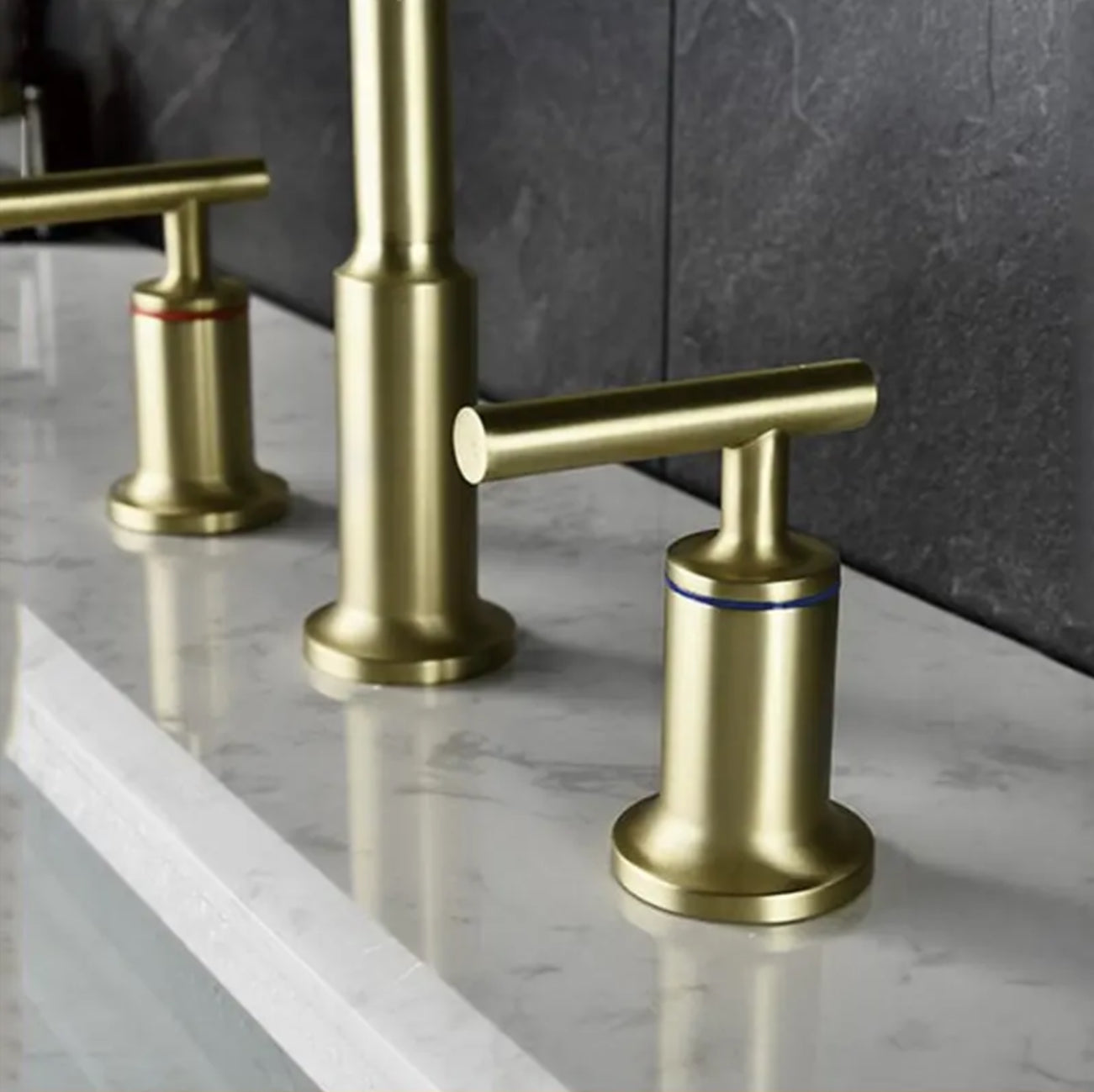 Grifo de lavabo de sobre encimera 018 en latón dorado de la colección Scamandre