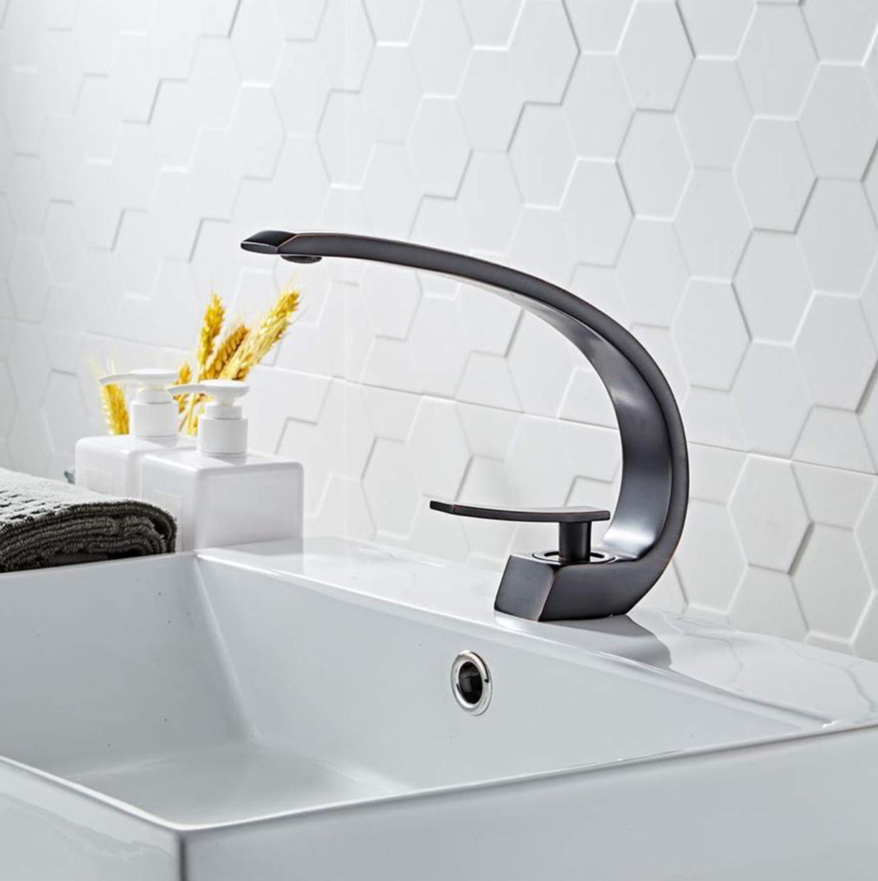 Grifo para lavabo de repisa BNF606B en latón negro de la colección Céphise