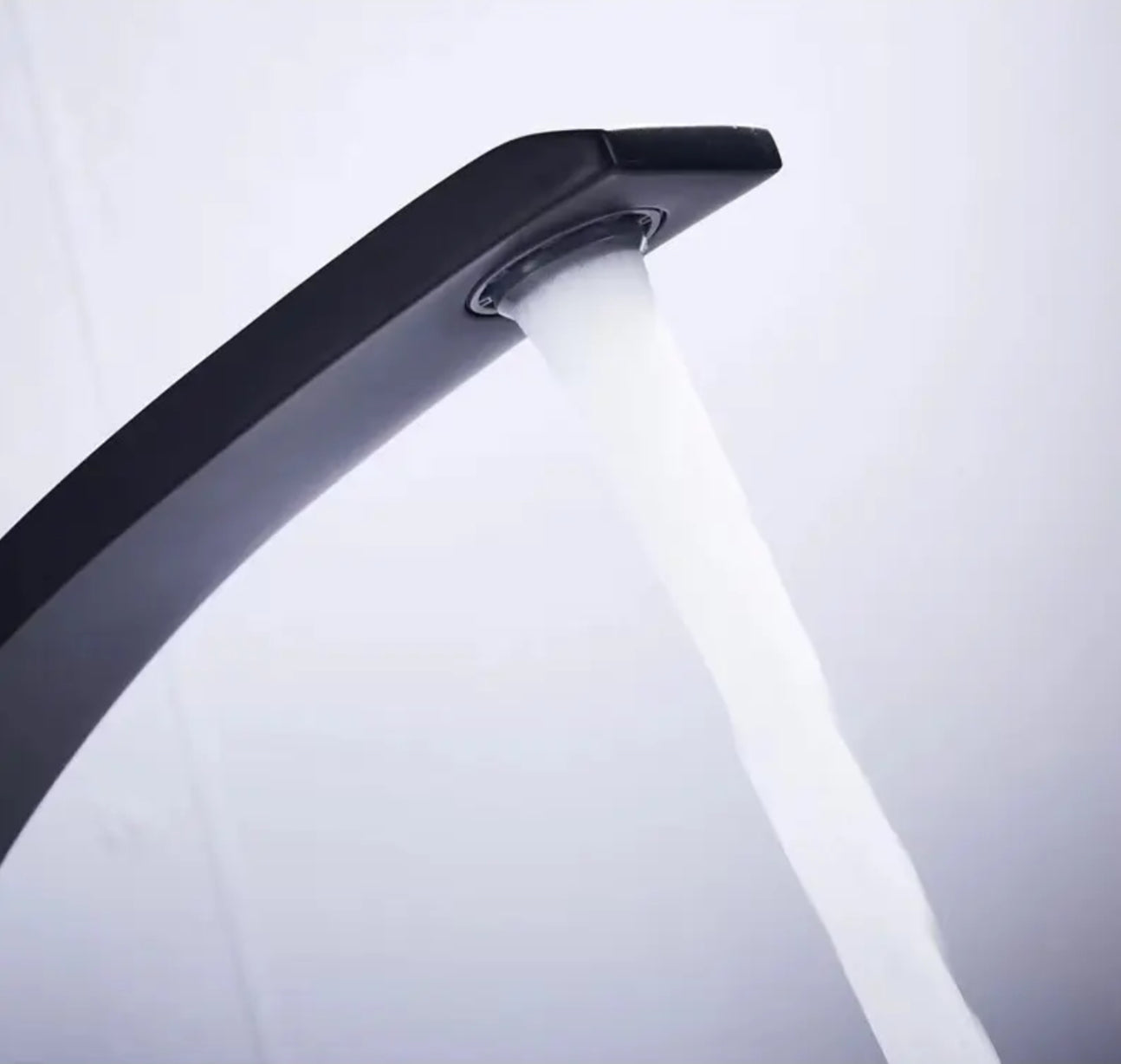 Grifo para lavabo de repisa BNF606B en latón negro de la colección Céphise