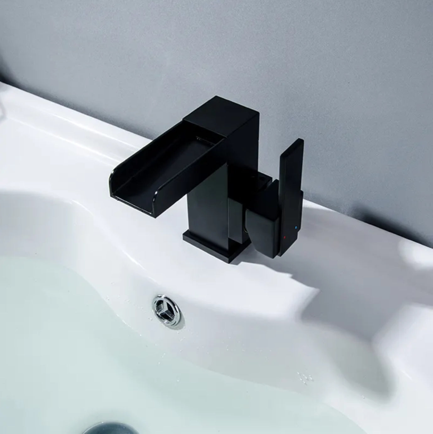 Grifo para lavabo de sobre encimera en latón negro mate de la colección Alphée