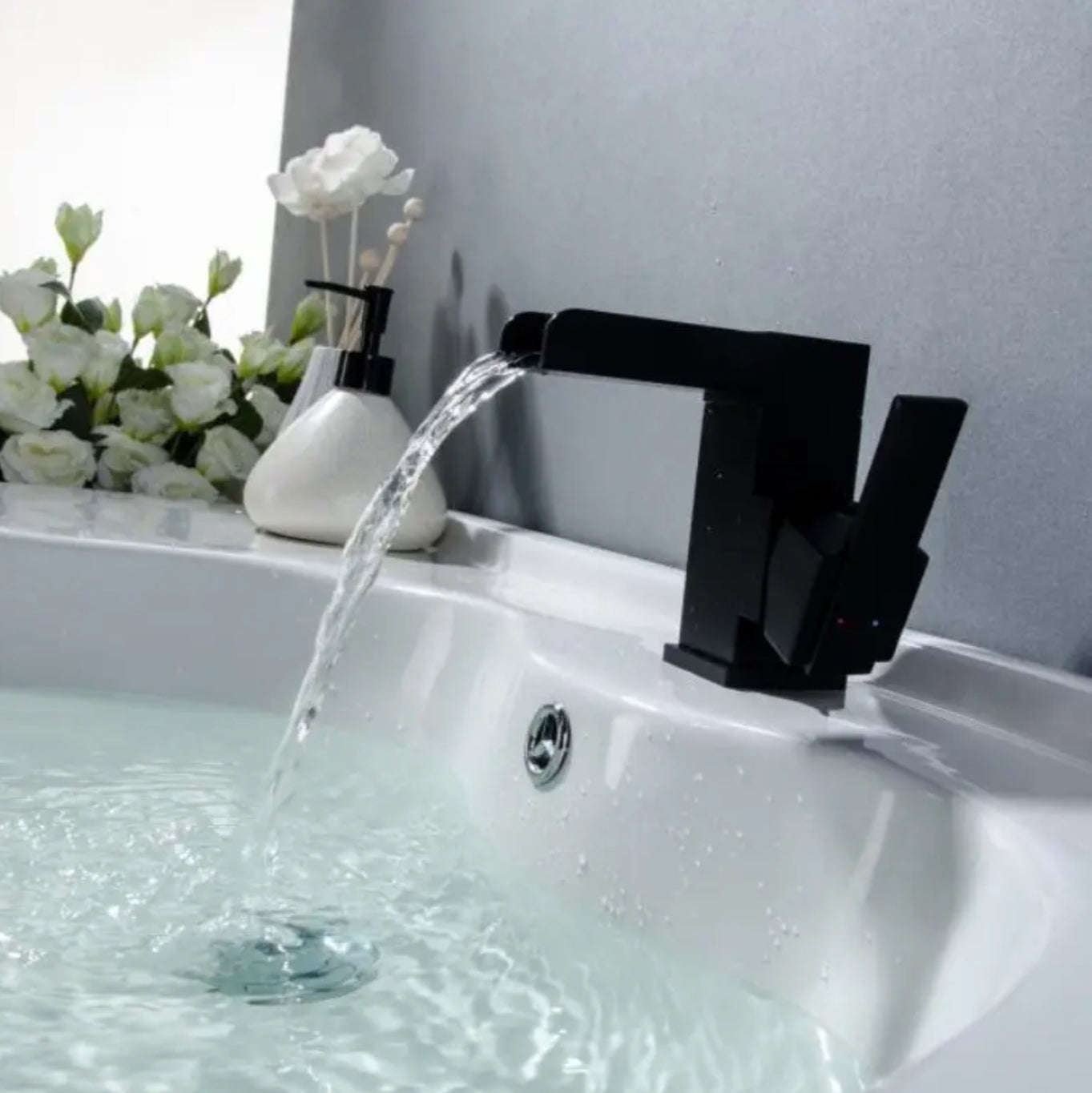 Grifo para lavabo de sobre encimera en latón negro mate de la colección Alphée