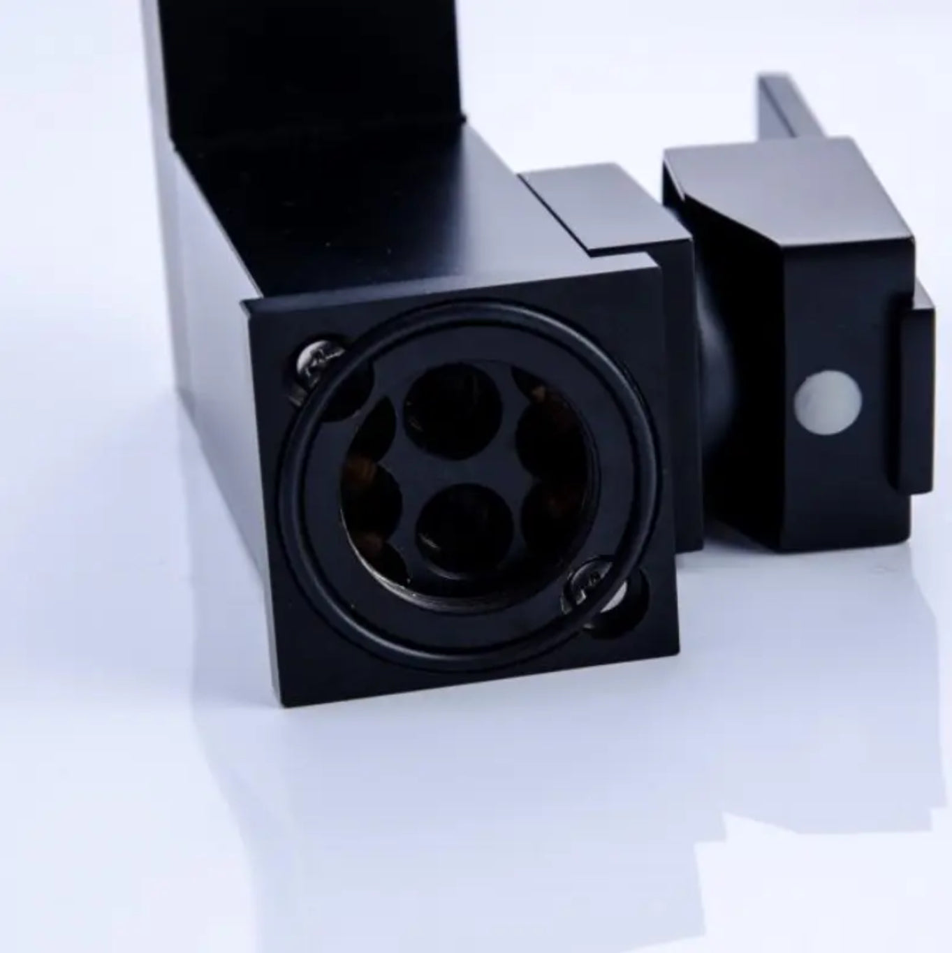 Grifo para lavabo de sobre encimera en latón negro mate de la colección Alphée