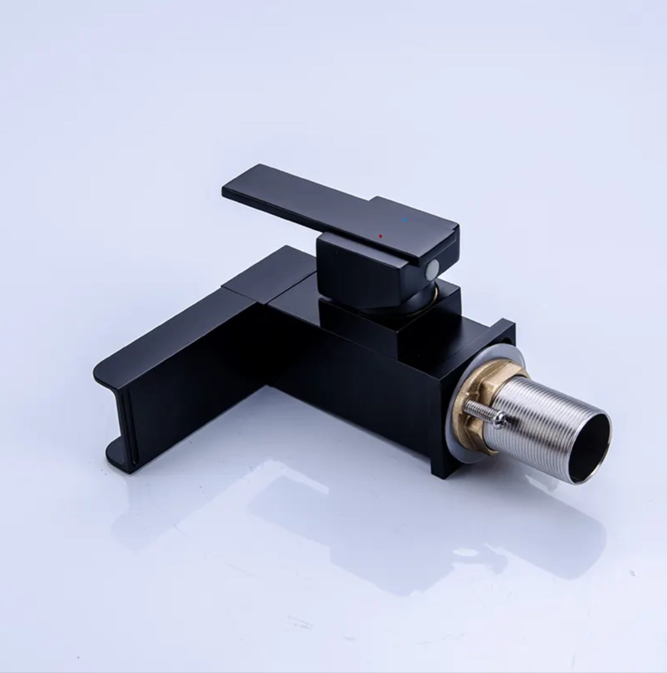 Grifo para lavabo de sobre encimera en latón negro mate de la colección Alphée