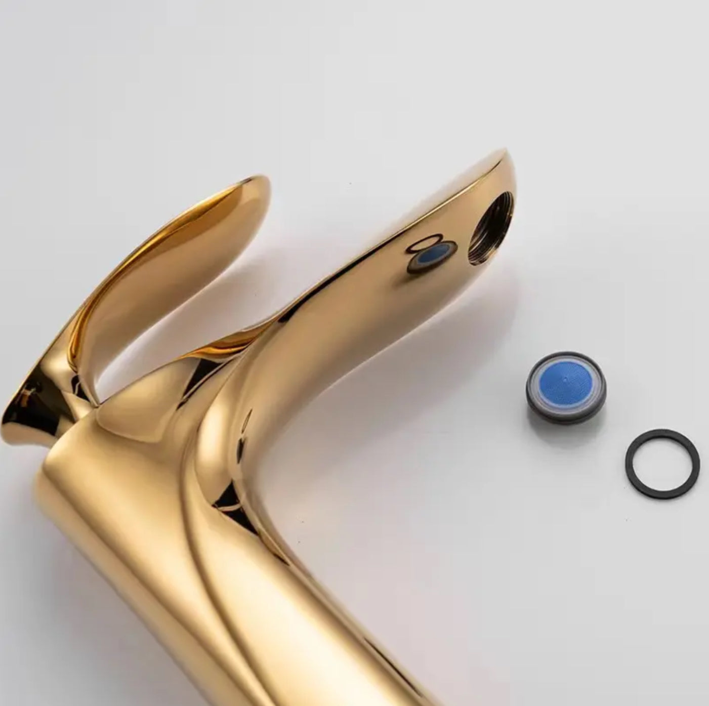 Grifo para lavabo de sobre encimera de 149" en latón dorado, colección SCAMANDRE