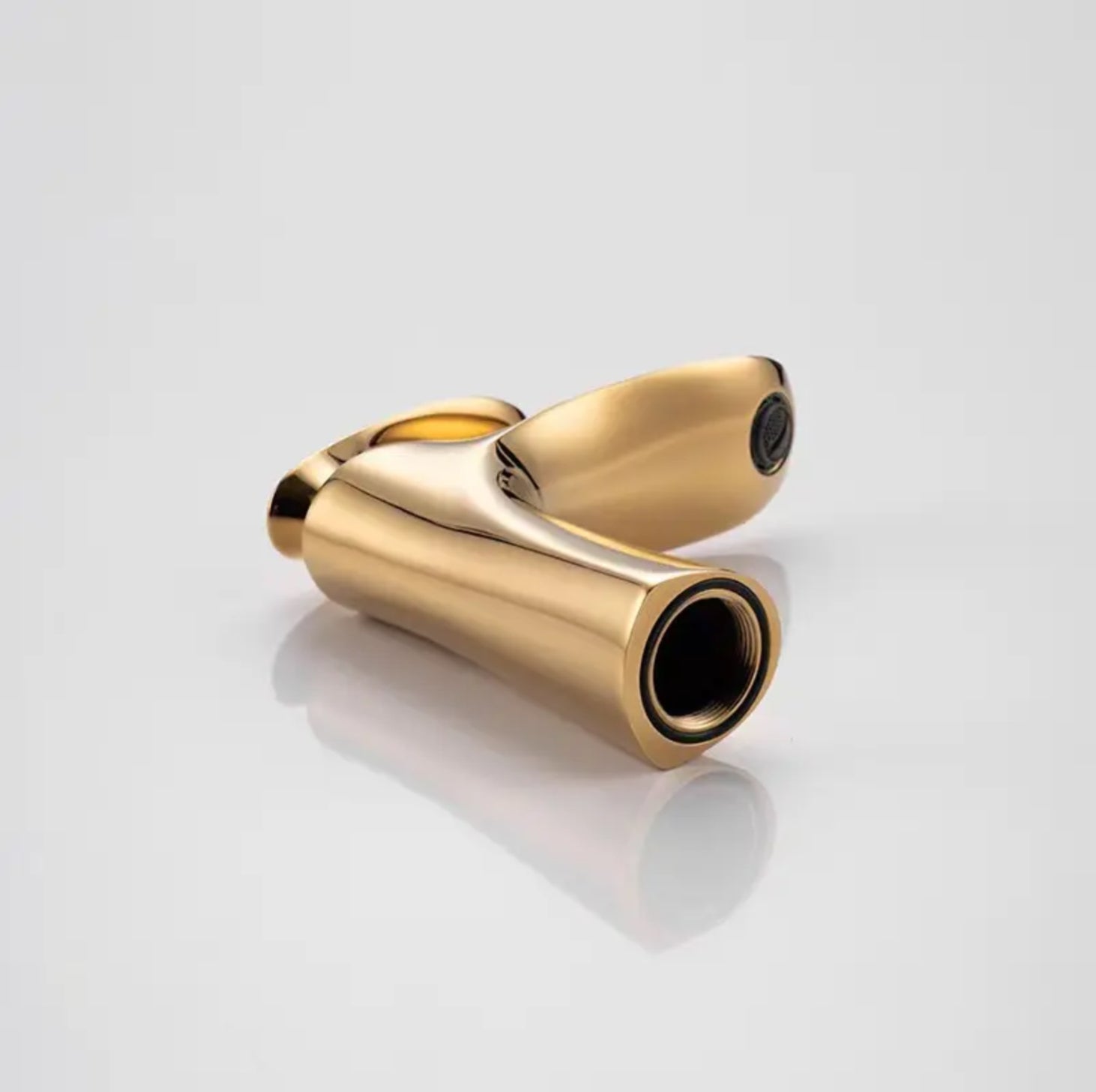 Grifo para lavabo de sobre encimera de 149" en latón dorado, colección SCAMANDRE