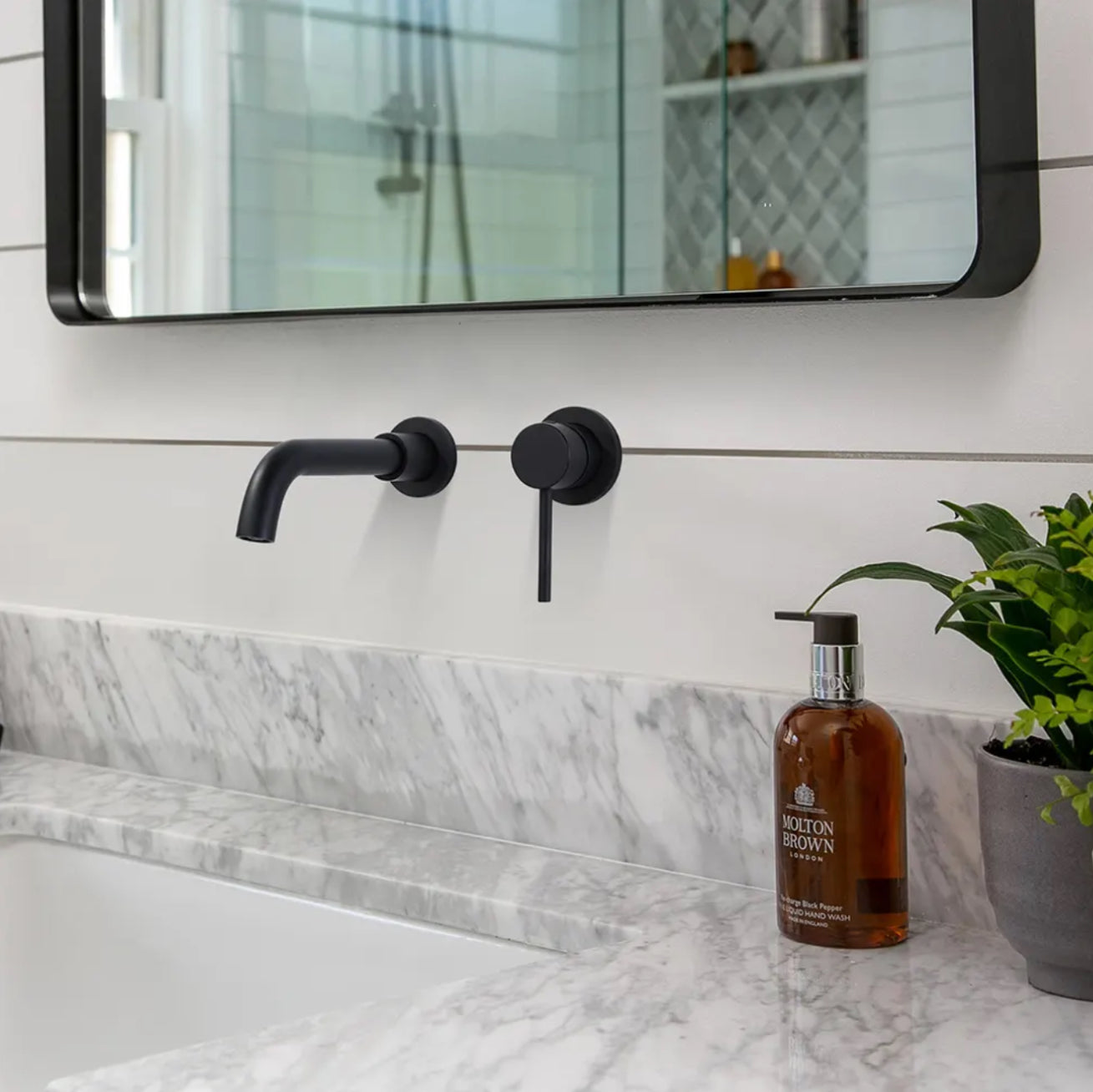 Grifo de lavabo de pared 022B negro colección Céphise