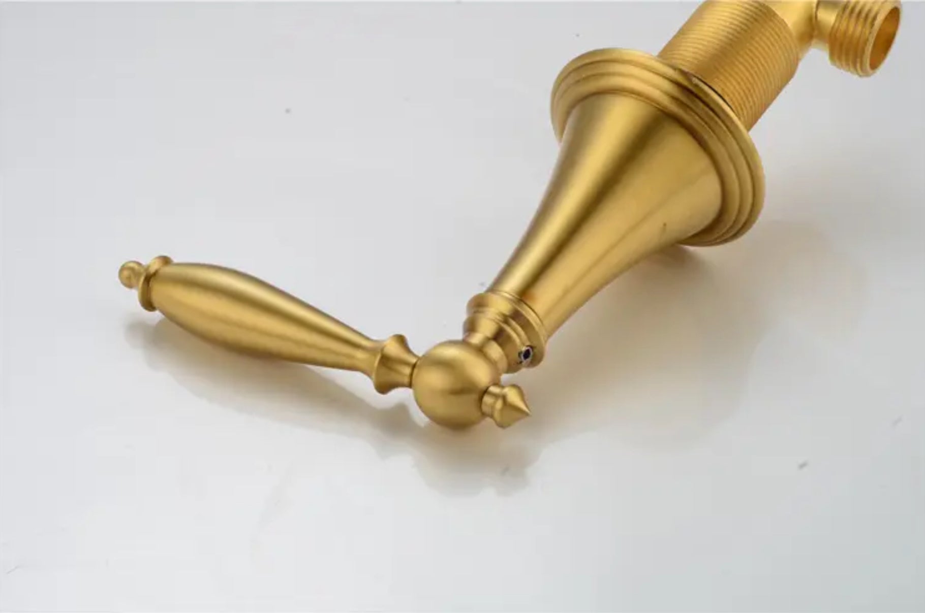 Grifo para lavabo de sobre encimera 045 dorado colección Scamandre
