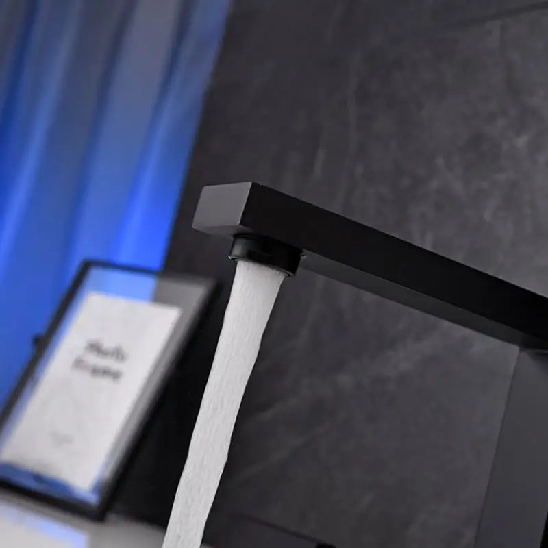 Grifería para lavabo de repisa colección Alphée 302 en latón negro