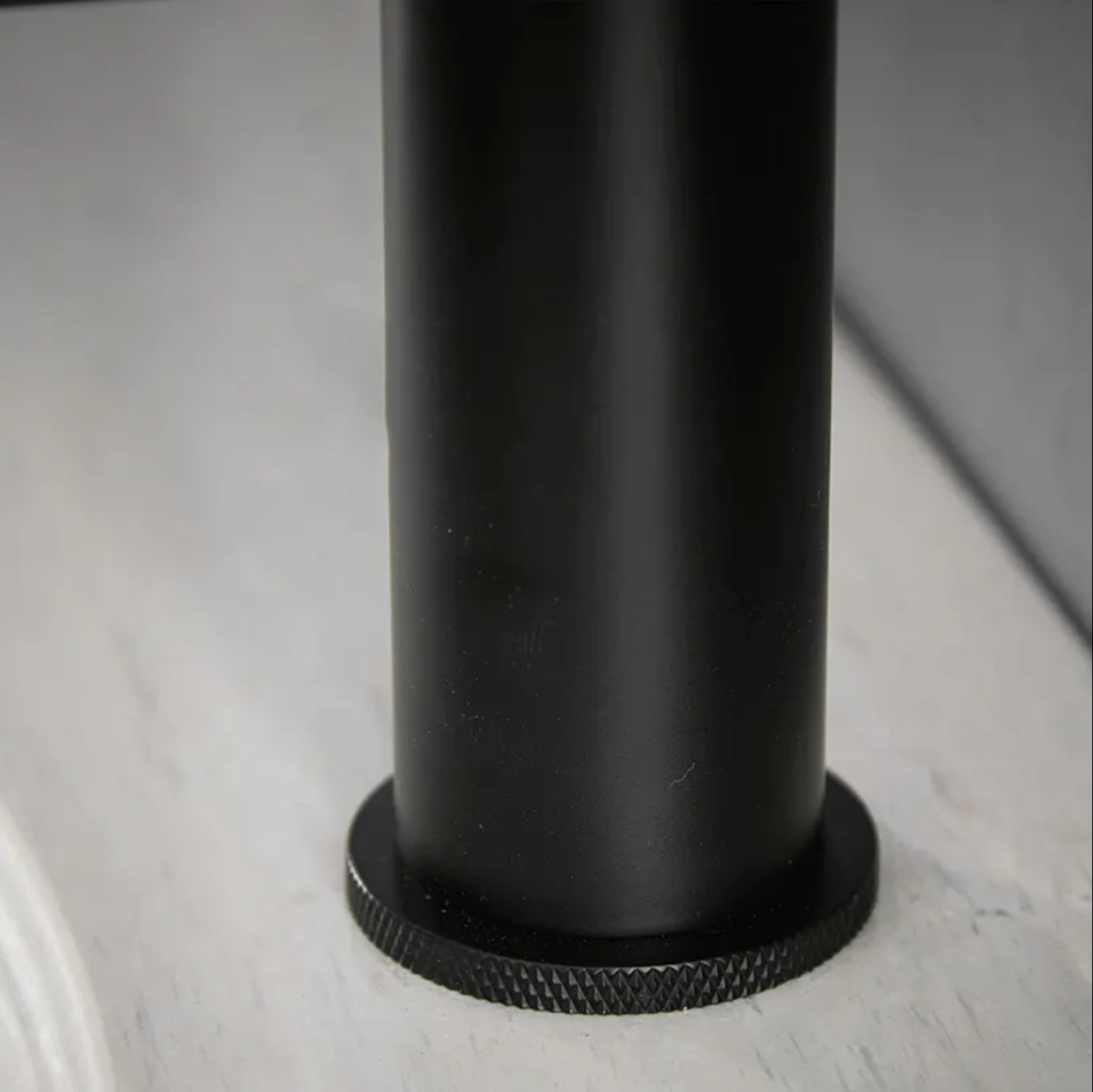 Grifo para lavabo de sobre encimera 80306B en latón negro, colección Cephis