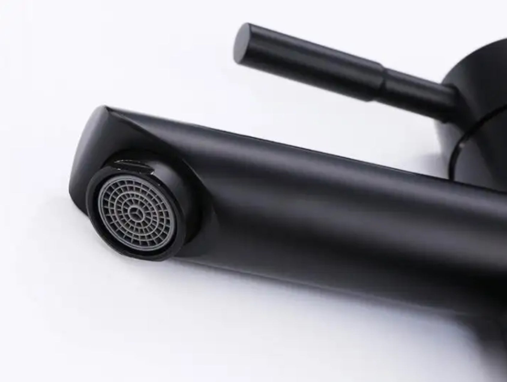 Grifo de lavabo de repisa 006 en latón negro de la colección Céphise
