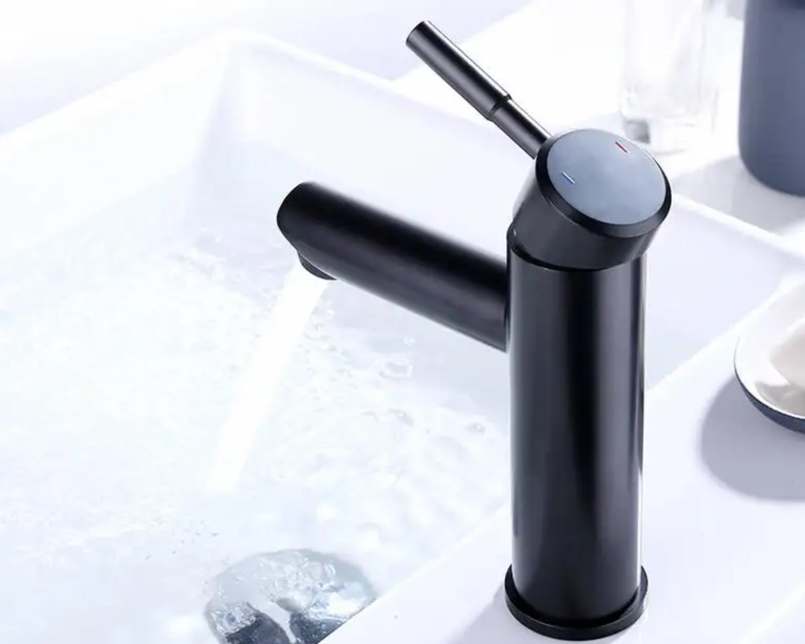 Grifo de lavabo de repisa 006 en latón negro de la colección Céphise