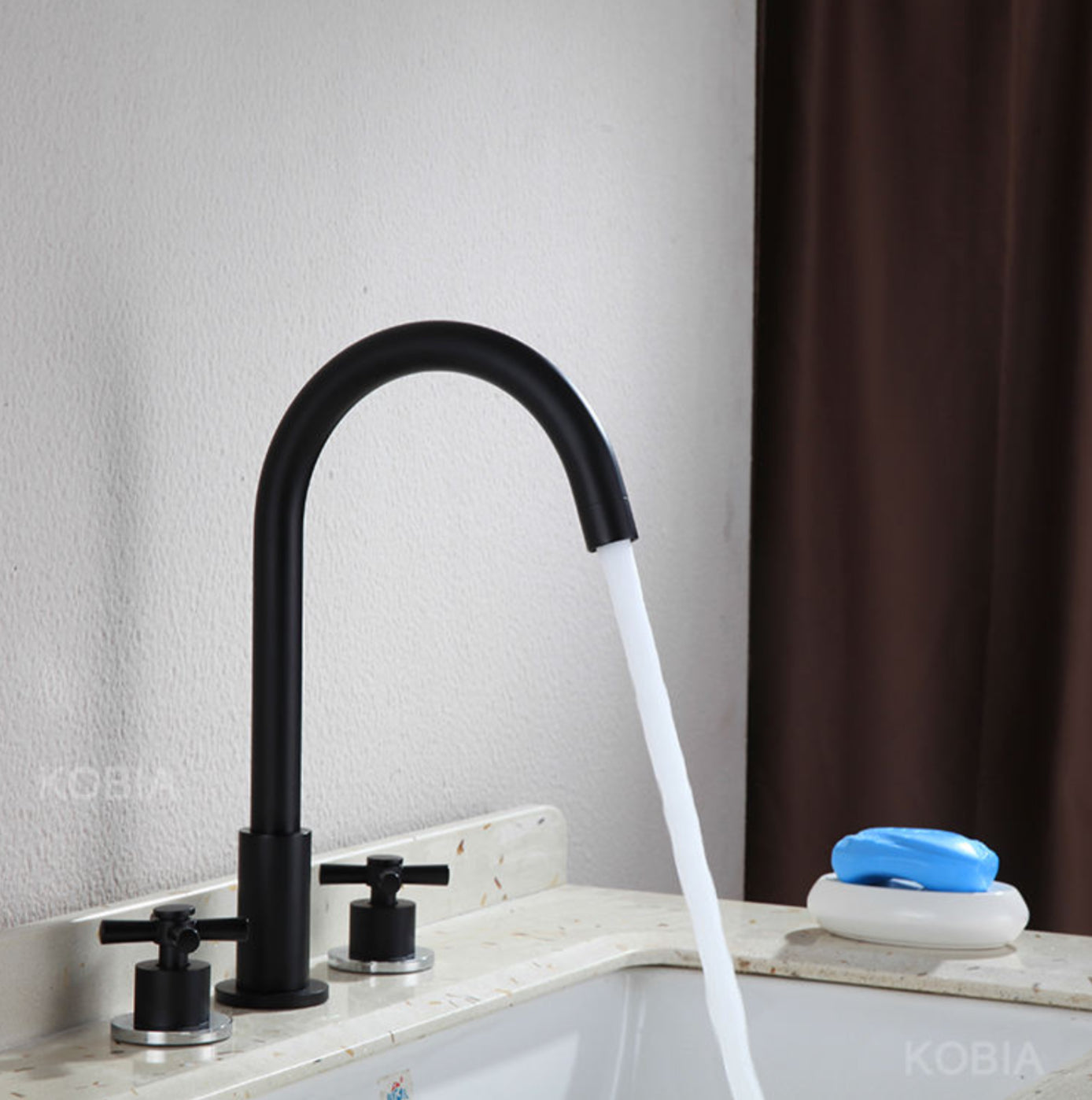 Grifo para lavabo de repisa 123 en latón negro de la colección Céphise