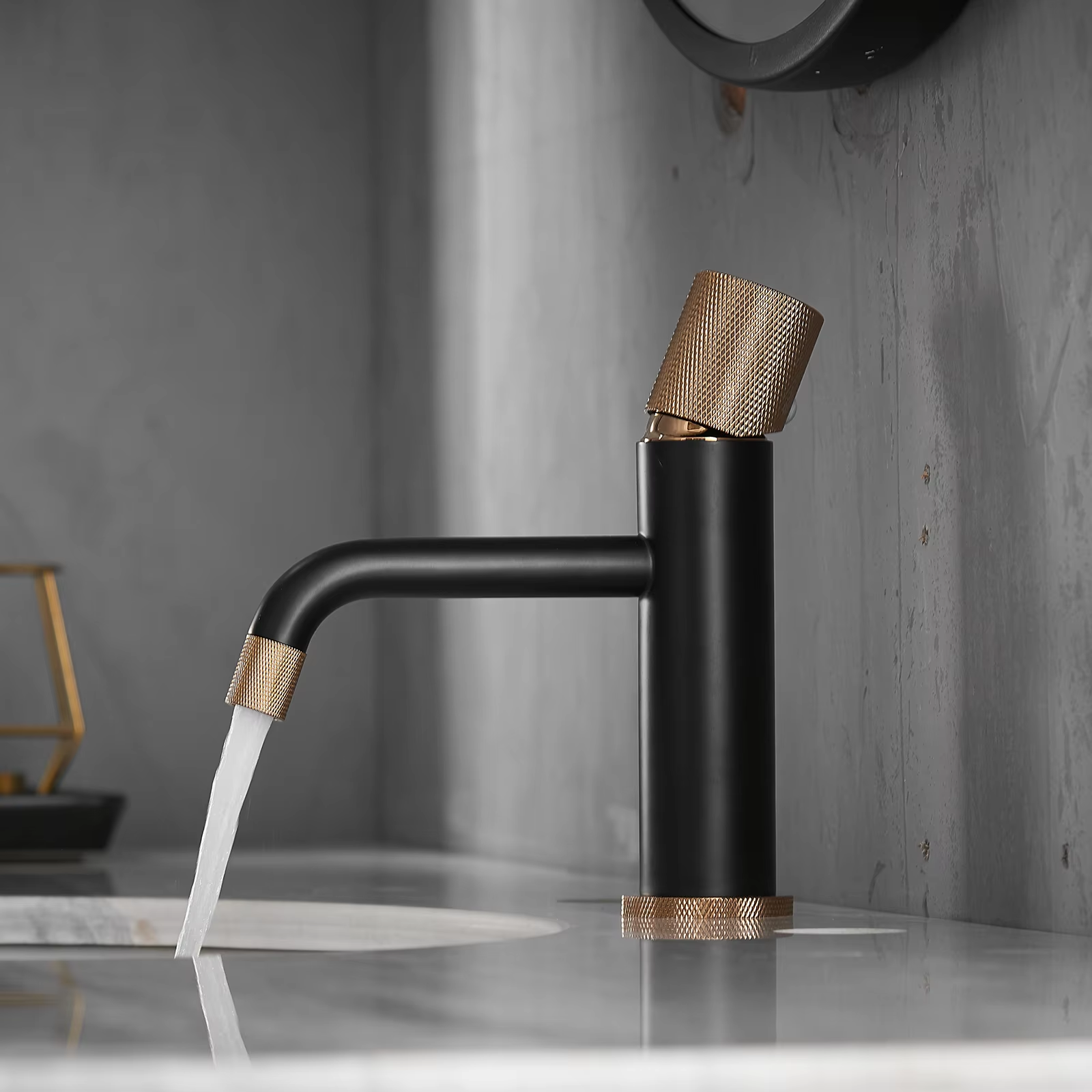 Grifo para lavabo de sobre encimera 80306BRG en latón dorado, colección Penée
