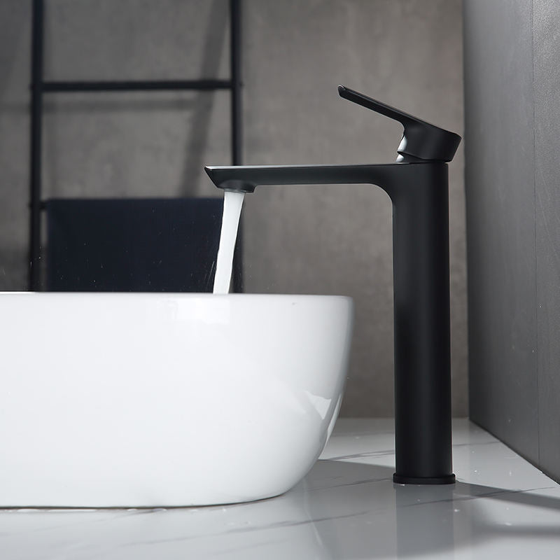 Grifo para lavabo de 20" de latón negro para montaje en repisa, colección Cephis