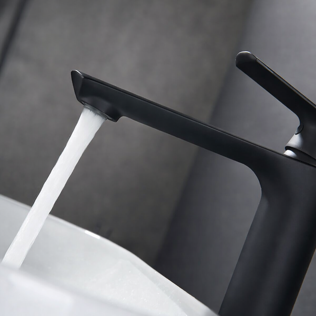 Grifo para lavabo de 20" de latón negro para montaje en repisa, colección Cephis