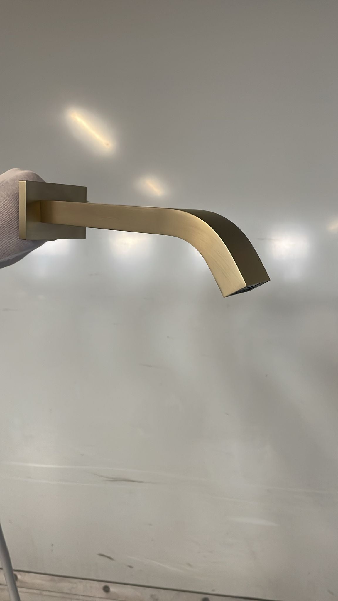 Grifo de lavabo infrarrojo 018 en latón dorado, colección Halys