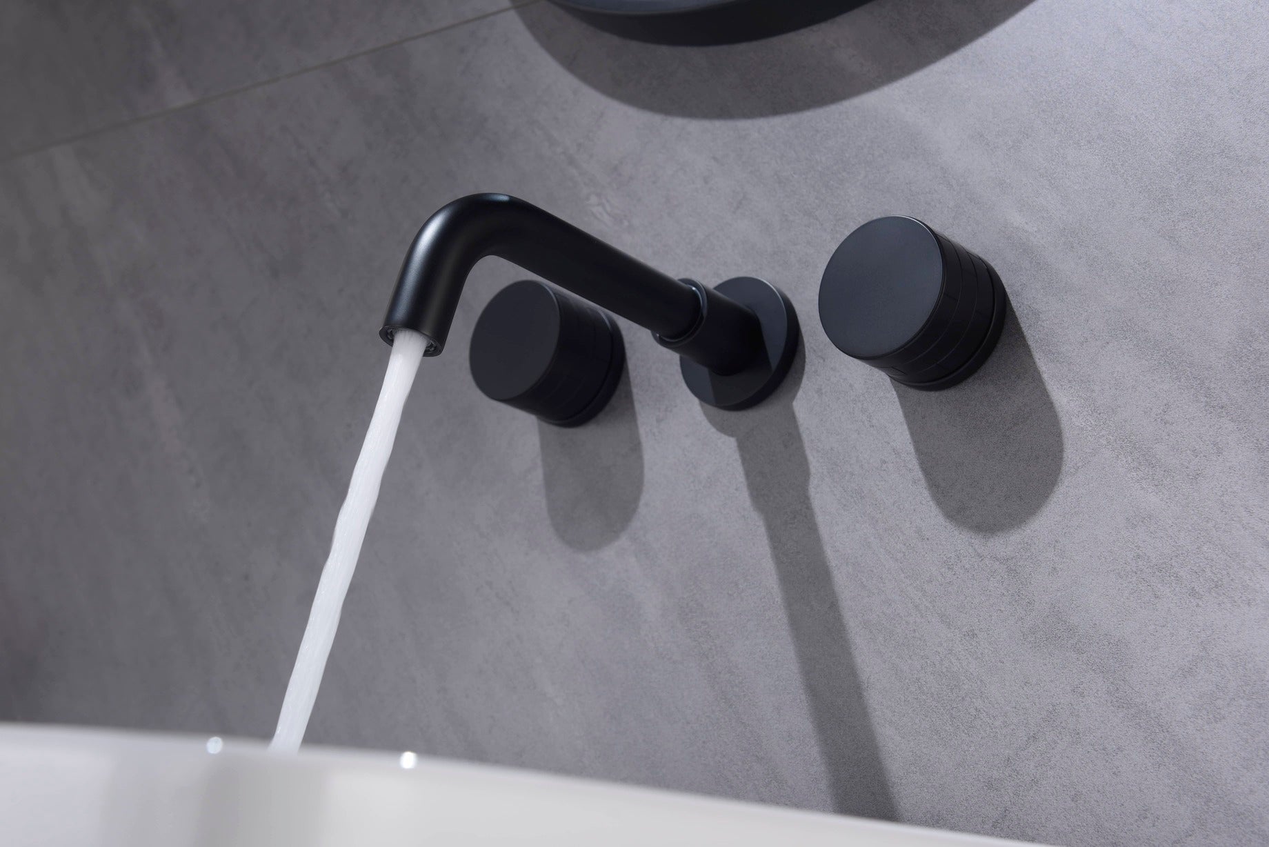 Grifo de lavabo de pared 052 de latón negro de la colección Céphise