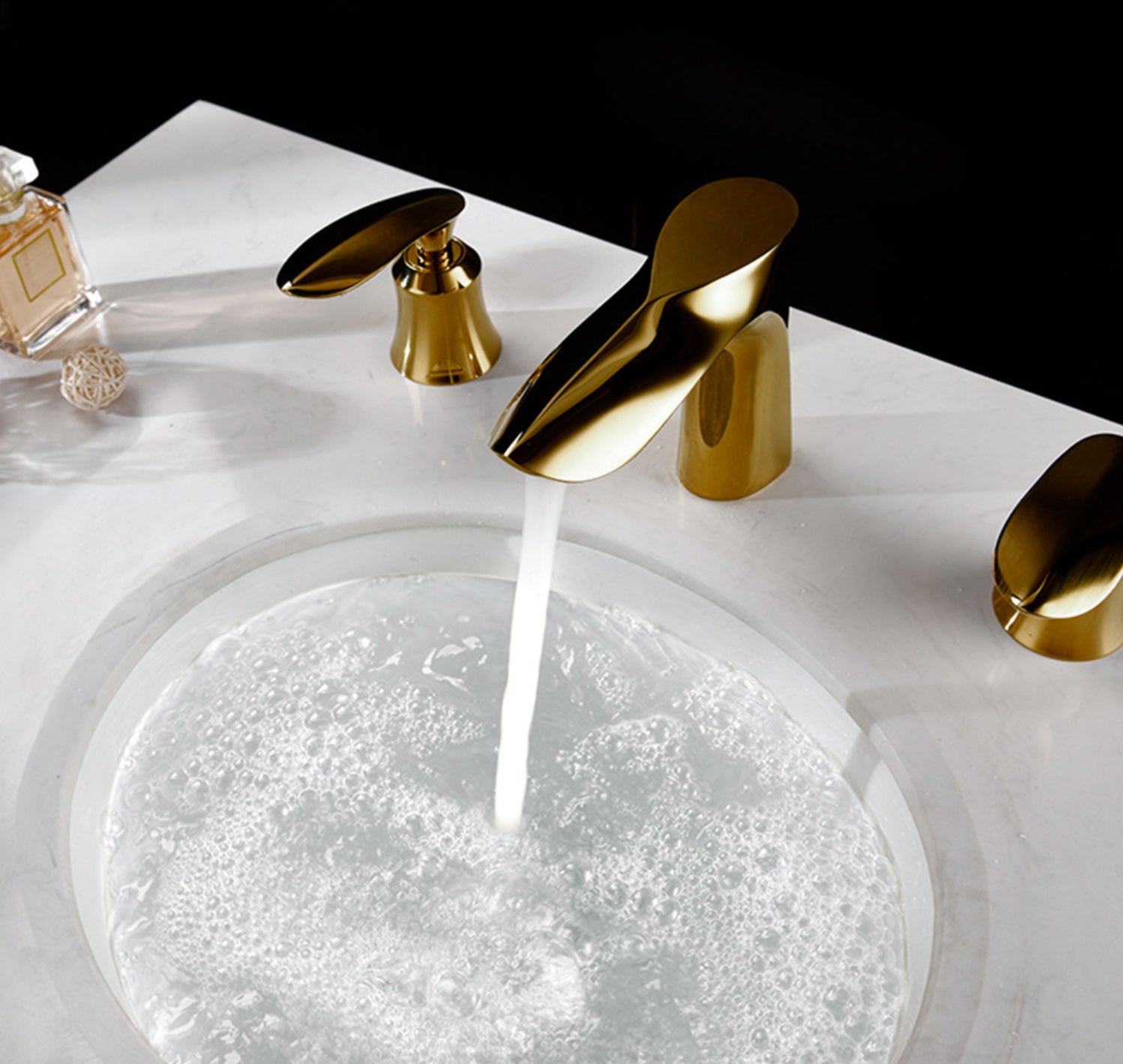 Grifo de lavabo de sobre encimera 019 en latón dorado de la colección Scamandre 