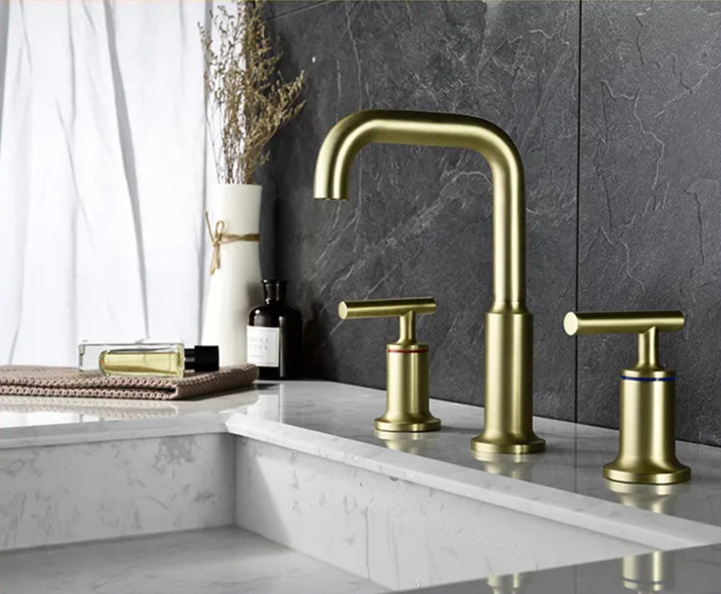 Grifo de lavabo de sobre encimera 018 en latón dorado de la colección Scamandre