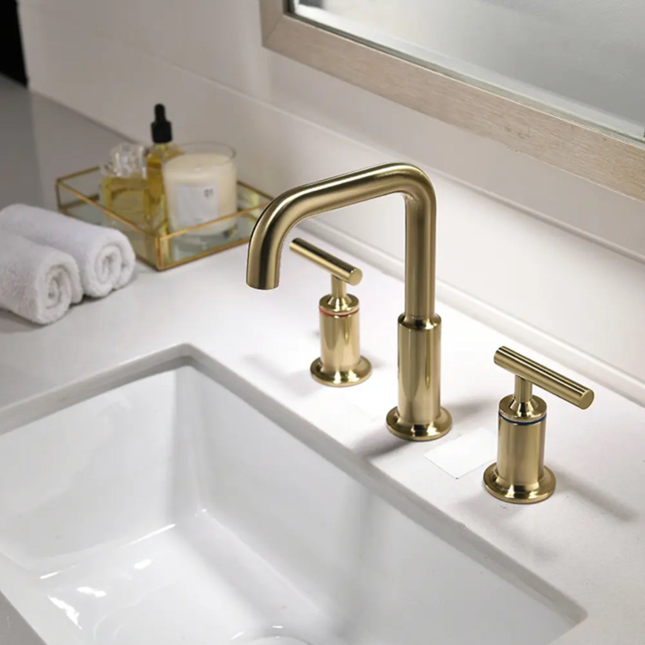 Grifo de lavabo de sobre encimera 018 en latón dorado de la colección Scamandre