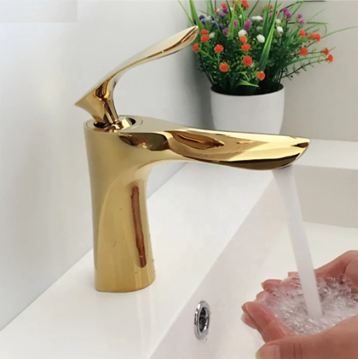 Grifo para lavabo de sobre encimera de 149" en latón dorado, colección SCAMANDRE