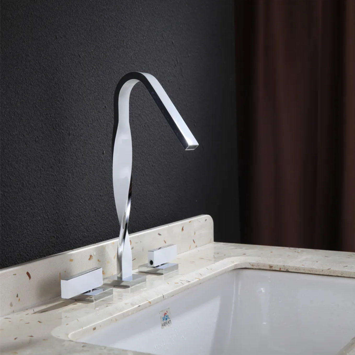 Grifo para lavabo de repisa 015 en latón cromado de la colección Enipée 