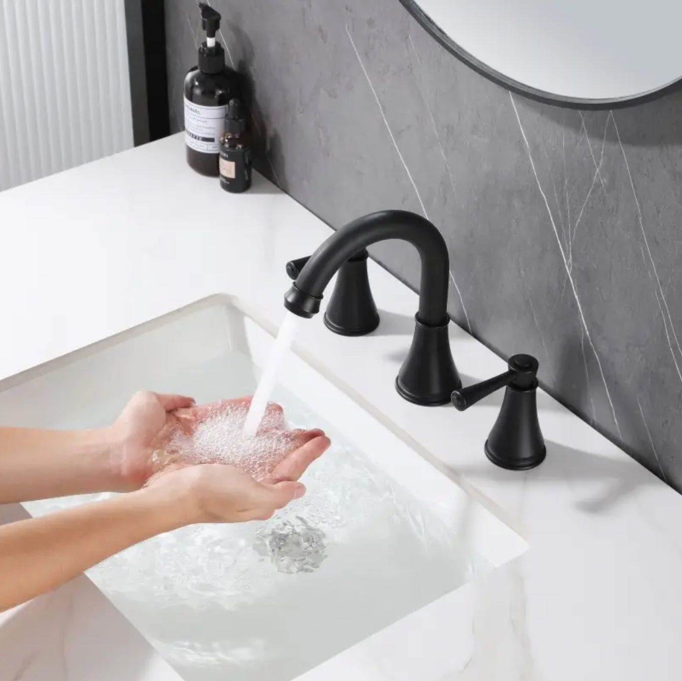 Grifo de lavabo de repisa 023 en latón negro de la colección Céphise