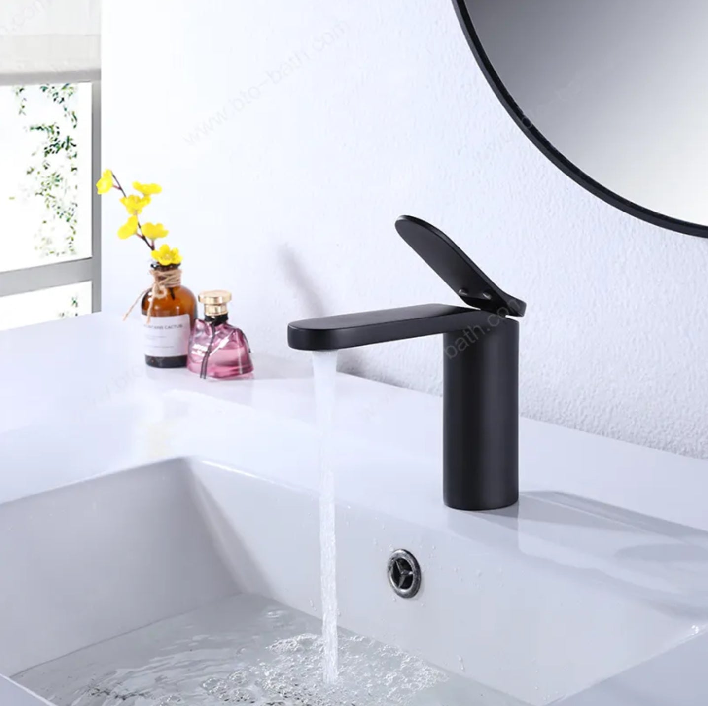 Grifo de lavabo de repisa B122 en latón negro de la colección Céphise 