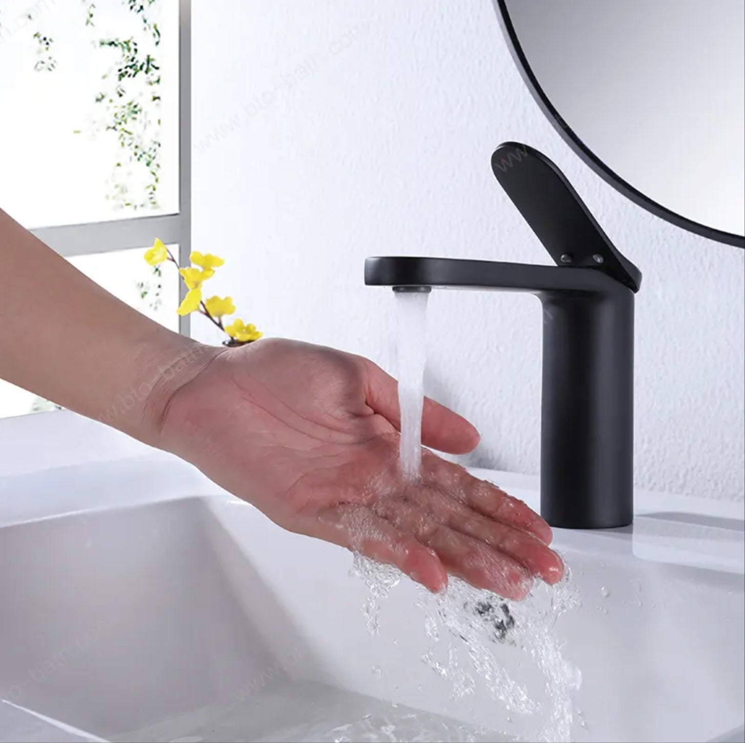 Grifo de lavabo de repisa B122 en latón negro de la colección Céphise 