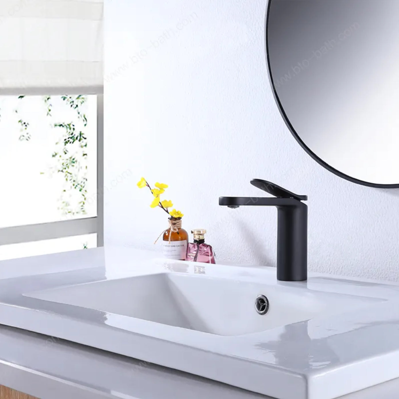 Grifo de lavabo de repisa B122 en latón negro de la colección Céphise 