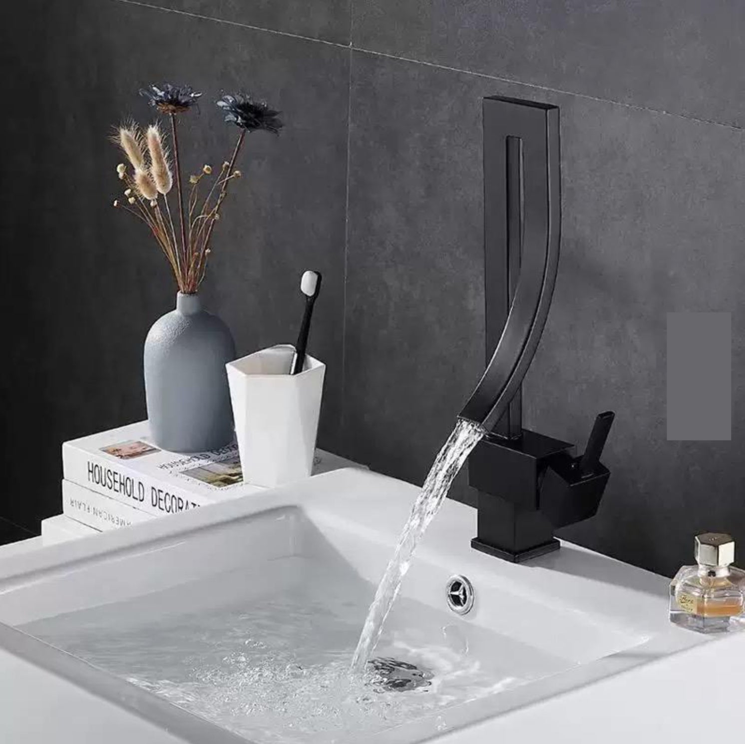 Grifo para lavabo de sobre encimera 005 en latón negro de la colección Alphée
