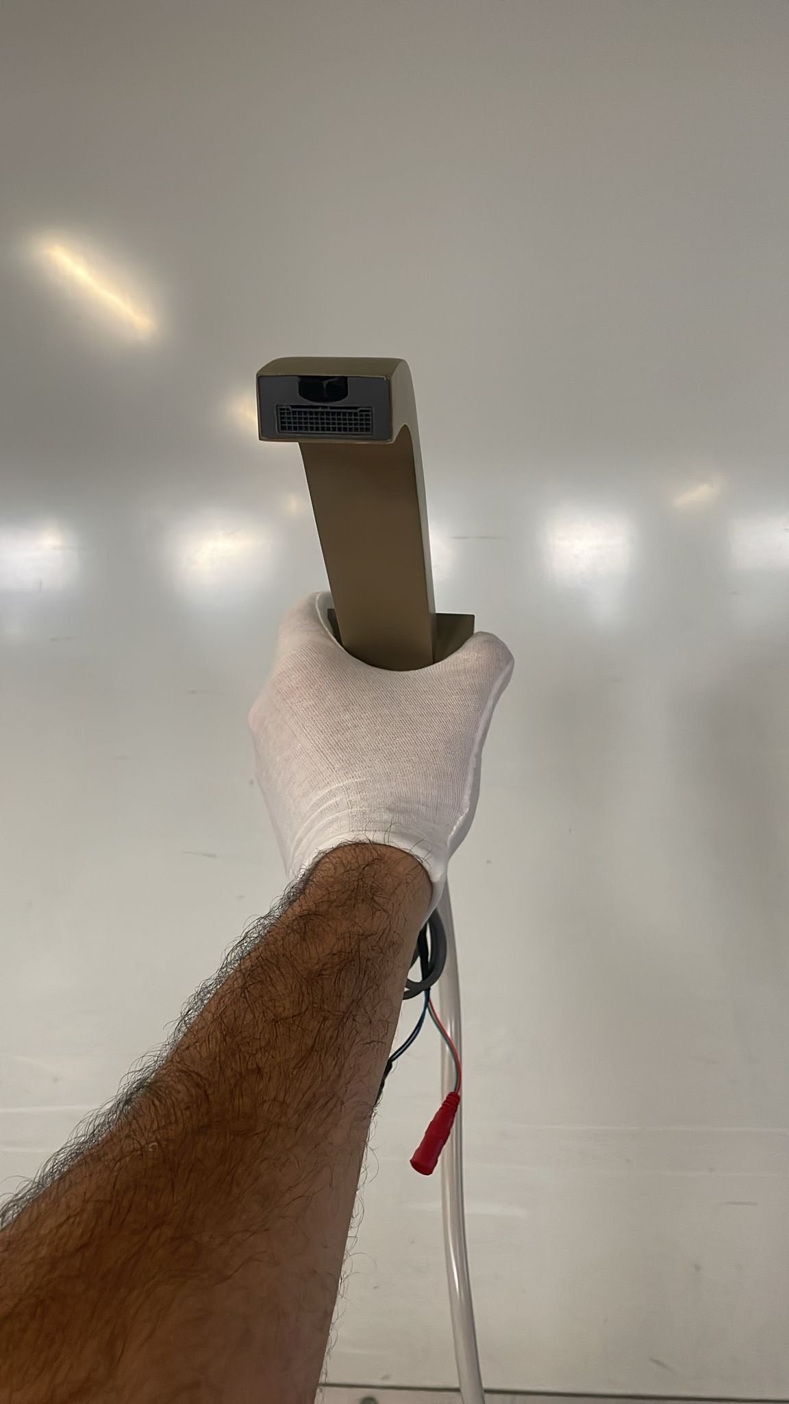 Grifo de lavabo infrarrojo 018 en latón dorado, colección Halys