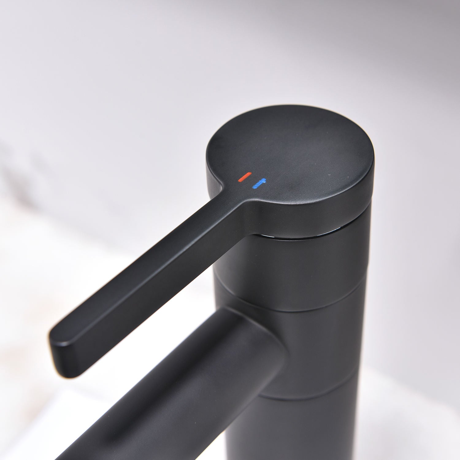 Grifo para lavabo de sobre encimera en latón negro mate BNF605B Colección Céphise