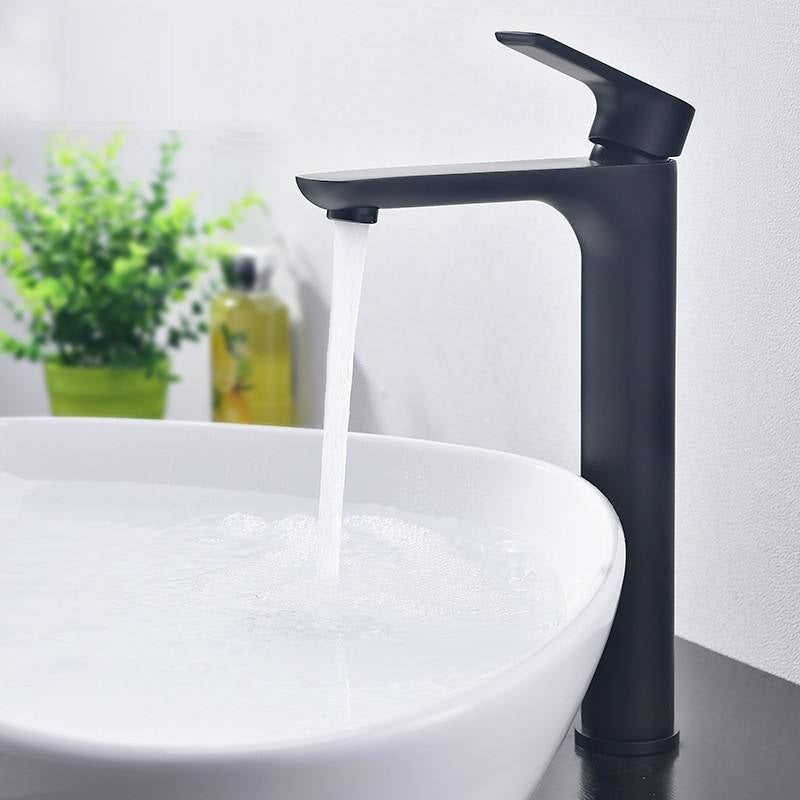 Grifo para lavabo de 20" de latón negro para montaje en repisa, colección Cephis