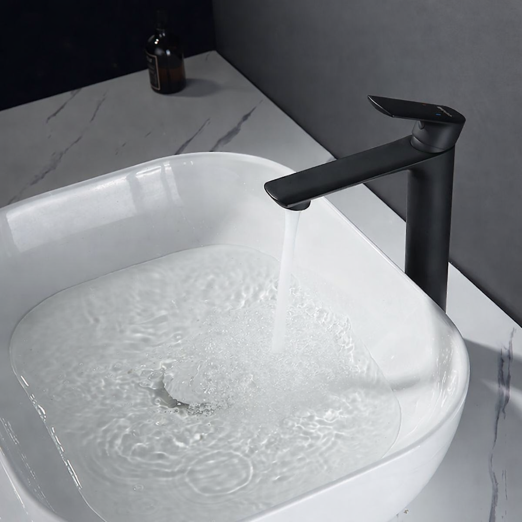 Grifo para lavabo de 20" de latón negro para montaje en repisa, colección Cephis